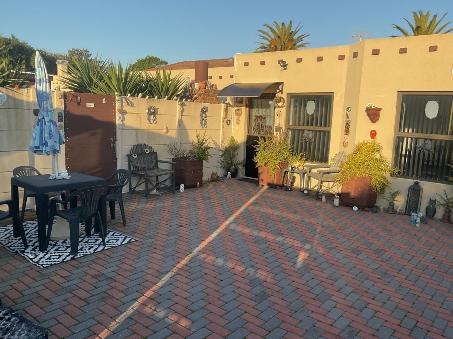 7 Bedroom Property for Sale in Bloubergrant Western Cape